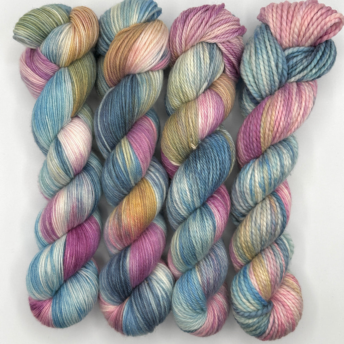 Iris You! Hilo de lana merino teñido a mano – Arcane Fibre Works